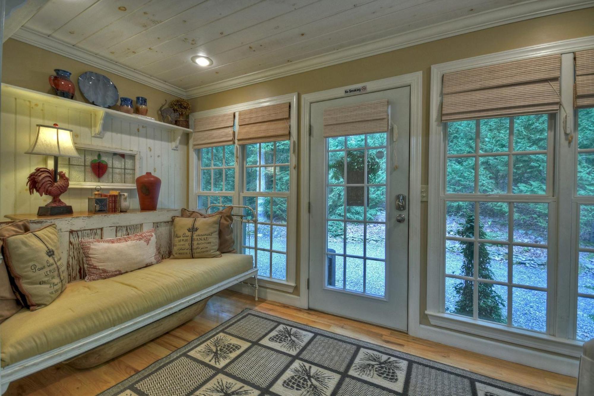 Southern Living Cottage Cozy Up By The Fire Relax On The Porch And Enjoy Peaceful Surroundings 블루리지 외부 사진